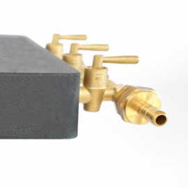 Réchaud avec connectique de gaz incluse.